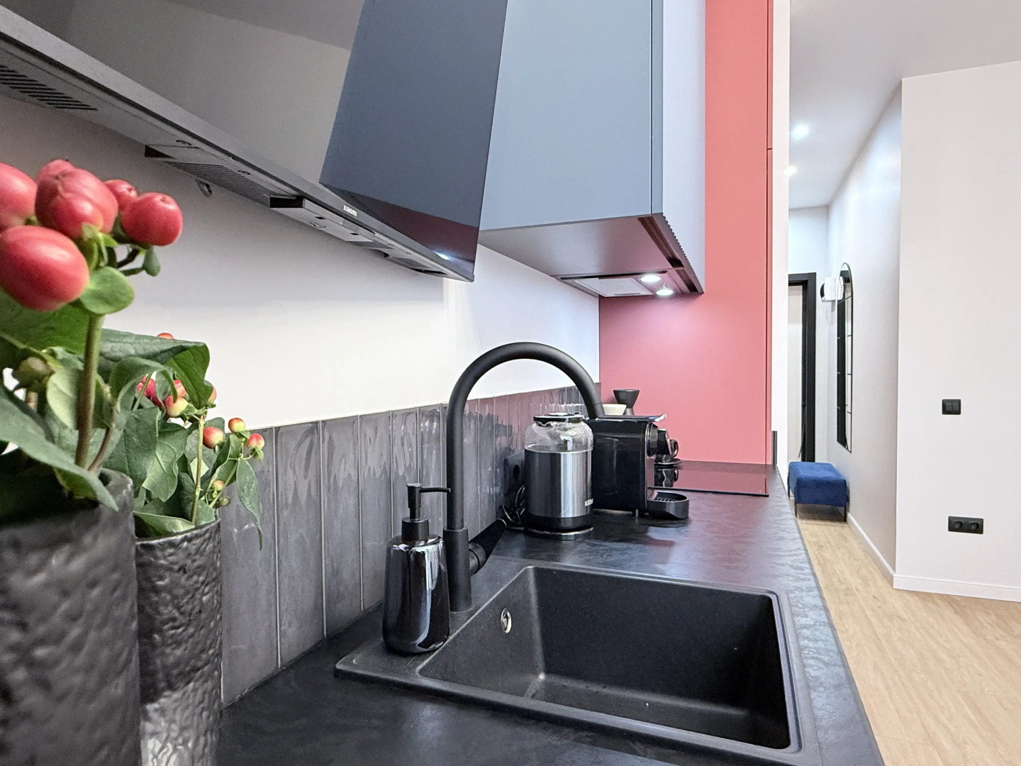 Апартаменты ЯРКИЙ ДИЗАЙН ПАНОРАМА НА РЕКУ ПРЯМО С КРОВАТИ