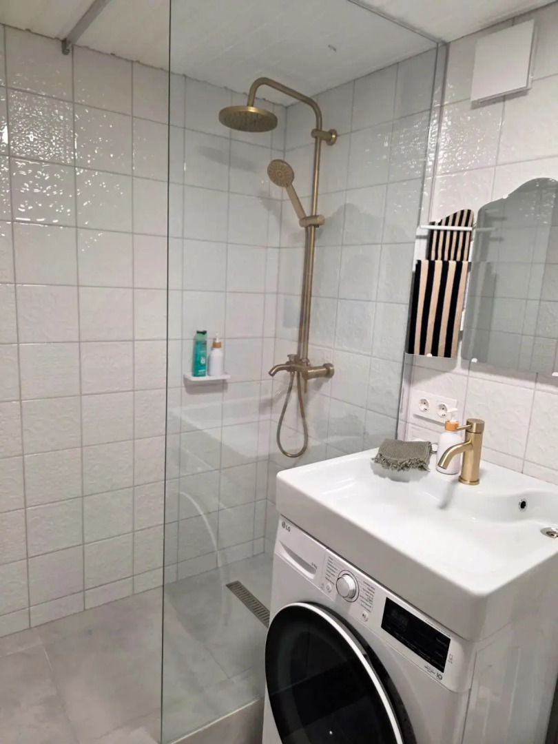 Апартаменты Новые с Высокими Окнами на Пешеходной Улице