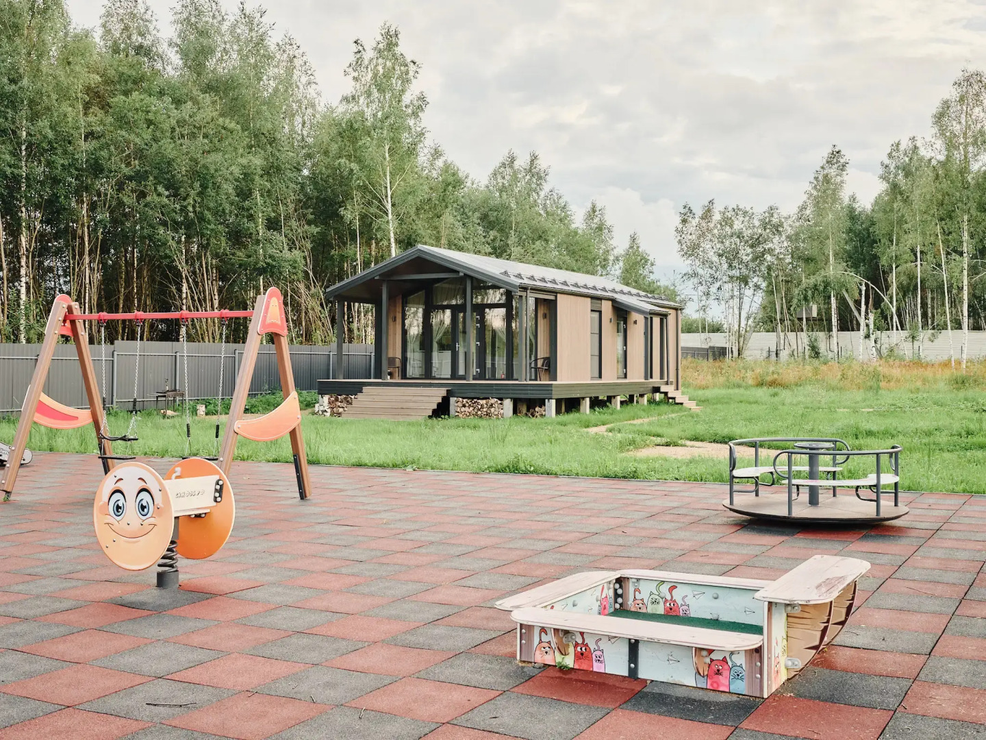 Частный дом с сауной, детской и спортивной площадкой