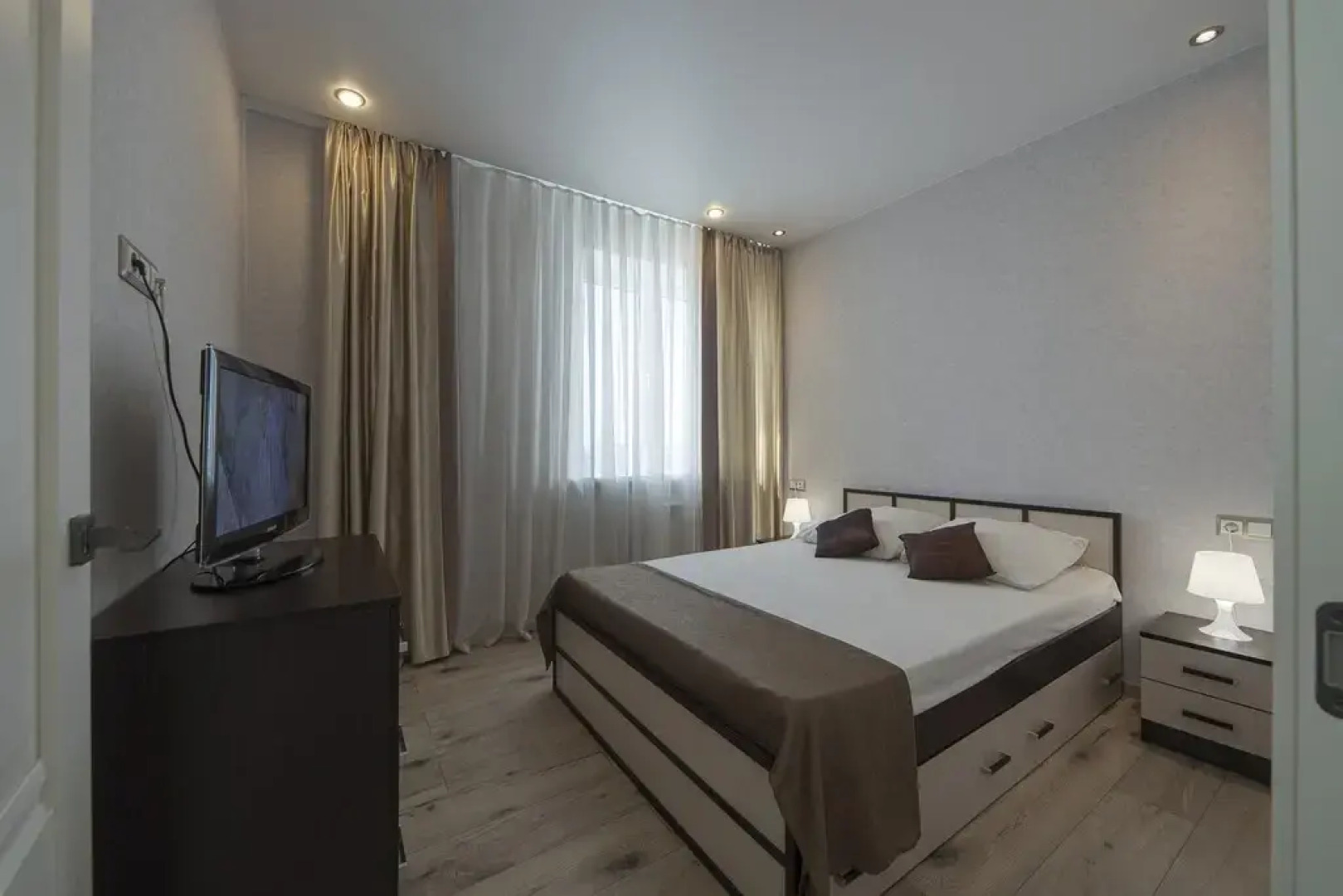 Квартира от компании Хоум Отель на Ново- Садовой  215Б