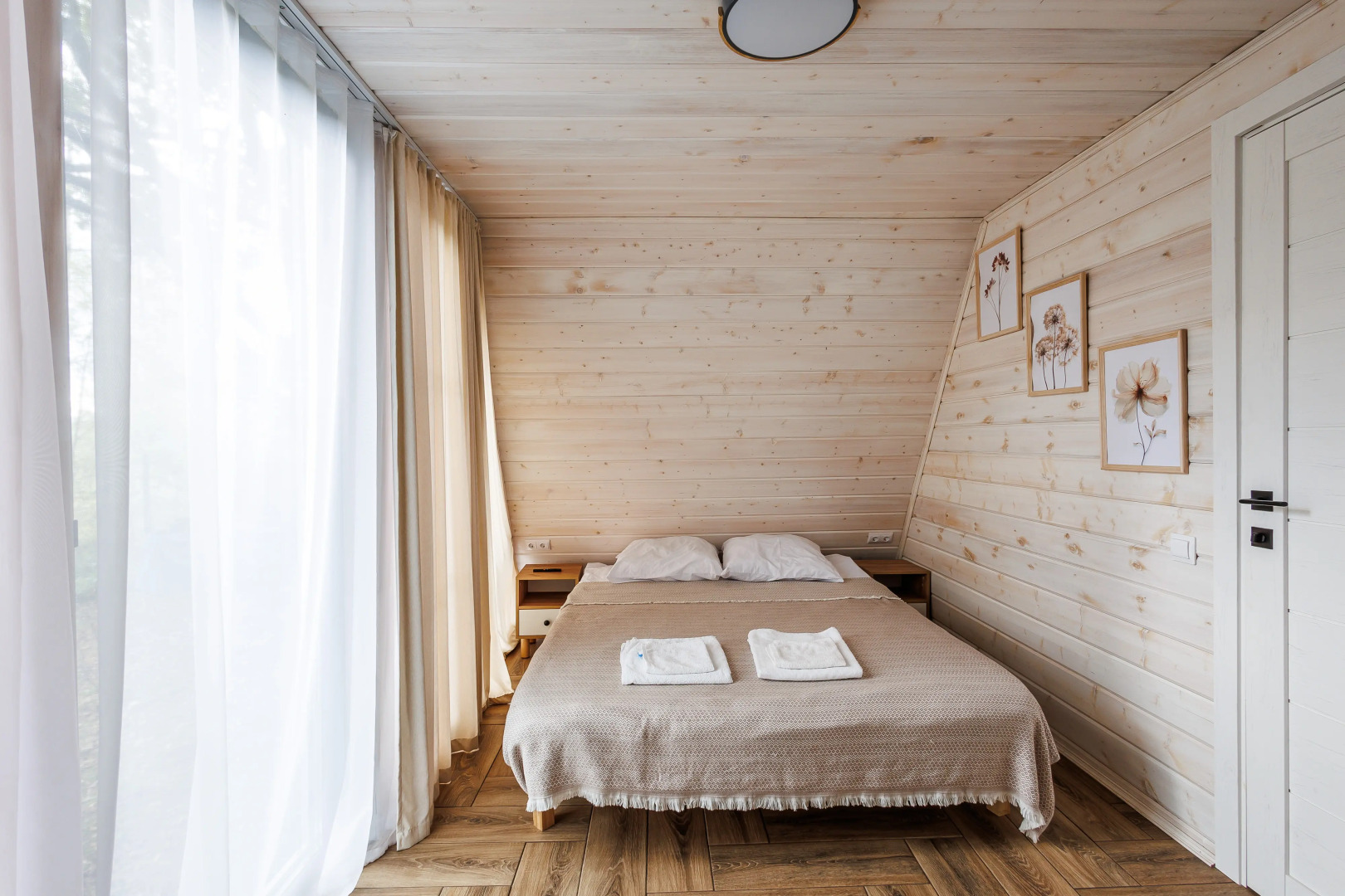 Частный дом А-фрейм в дубовом лесу