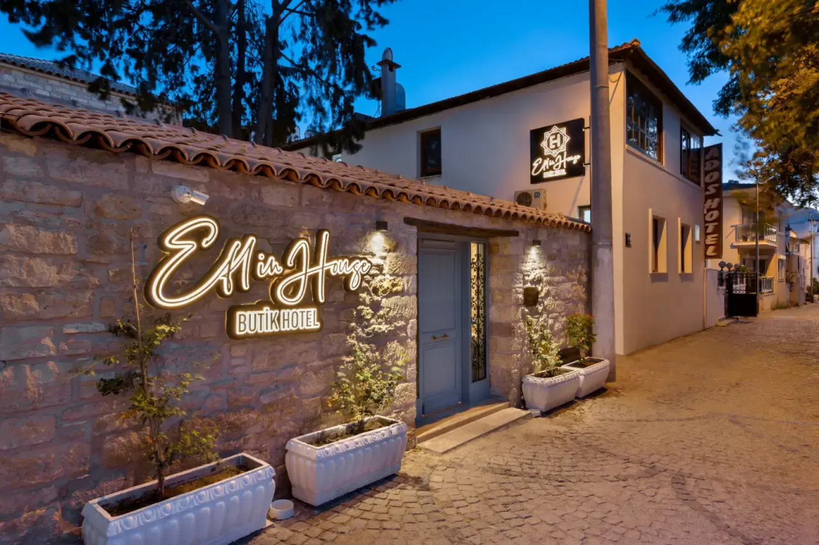 Отель Eflin Haus Historical Place & Monument