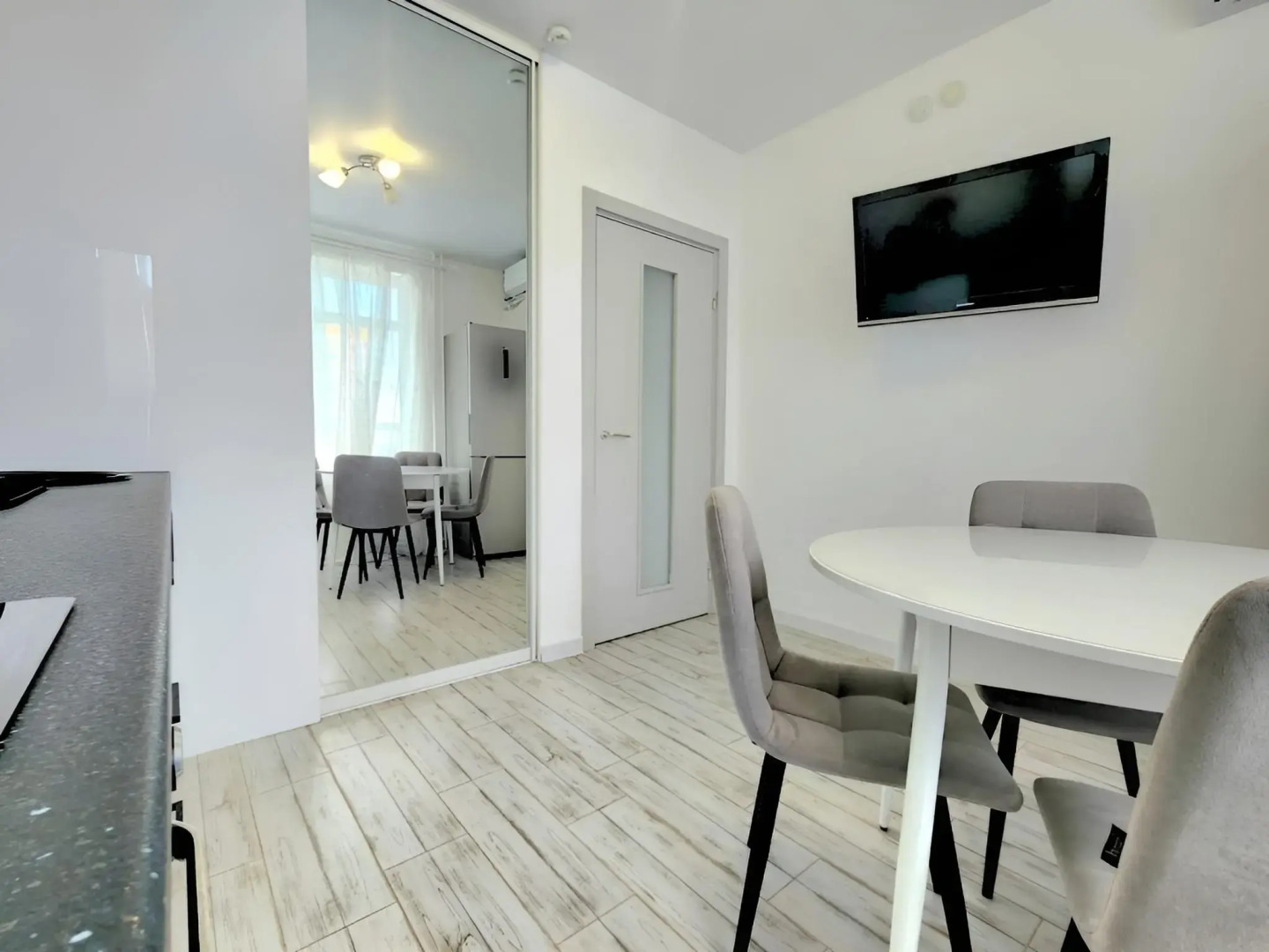 Квартира Двухкомнатная с Балконом и Красивым Видом