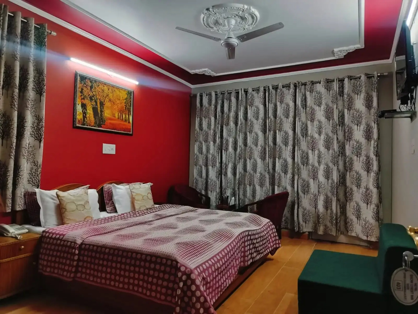 Отель Snow Crest Inn