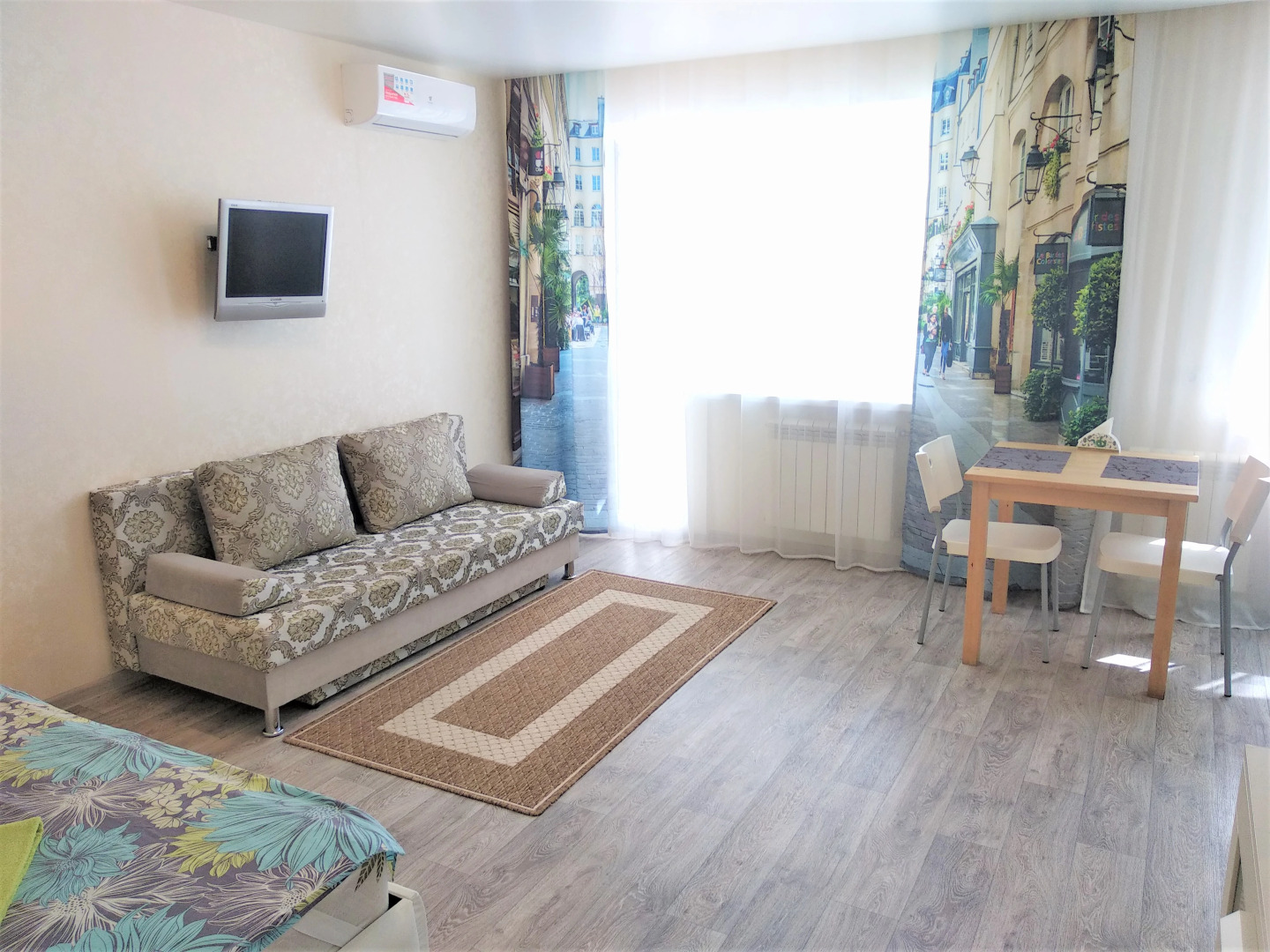 Апартаменты возле площади 1905 года