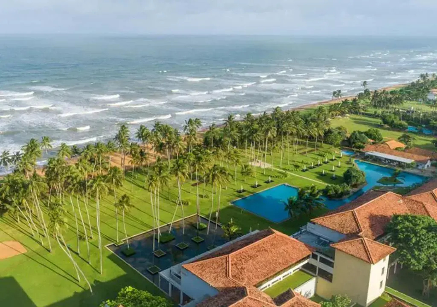 Курортный отель The Blue Water - Bawa Heritage - City Resort Hotel