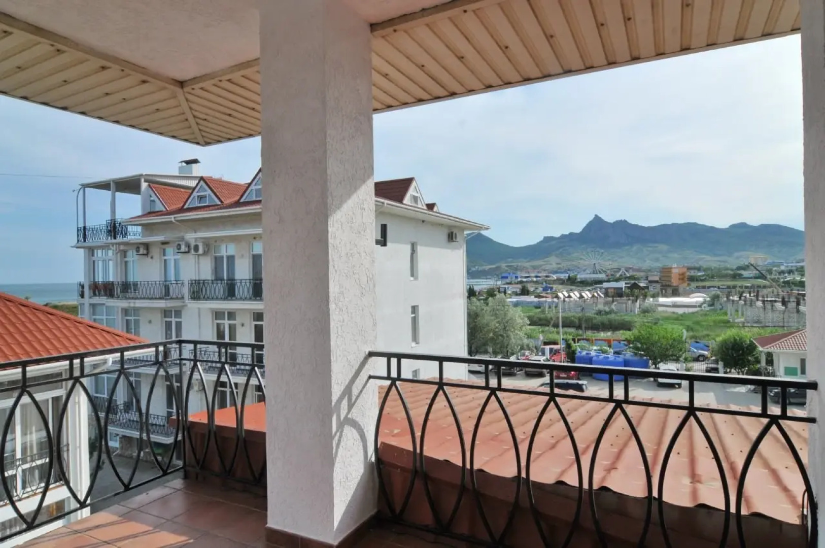 Апартаменты №4 Стандарт, 1 линия, боковой вид на море (4чел)