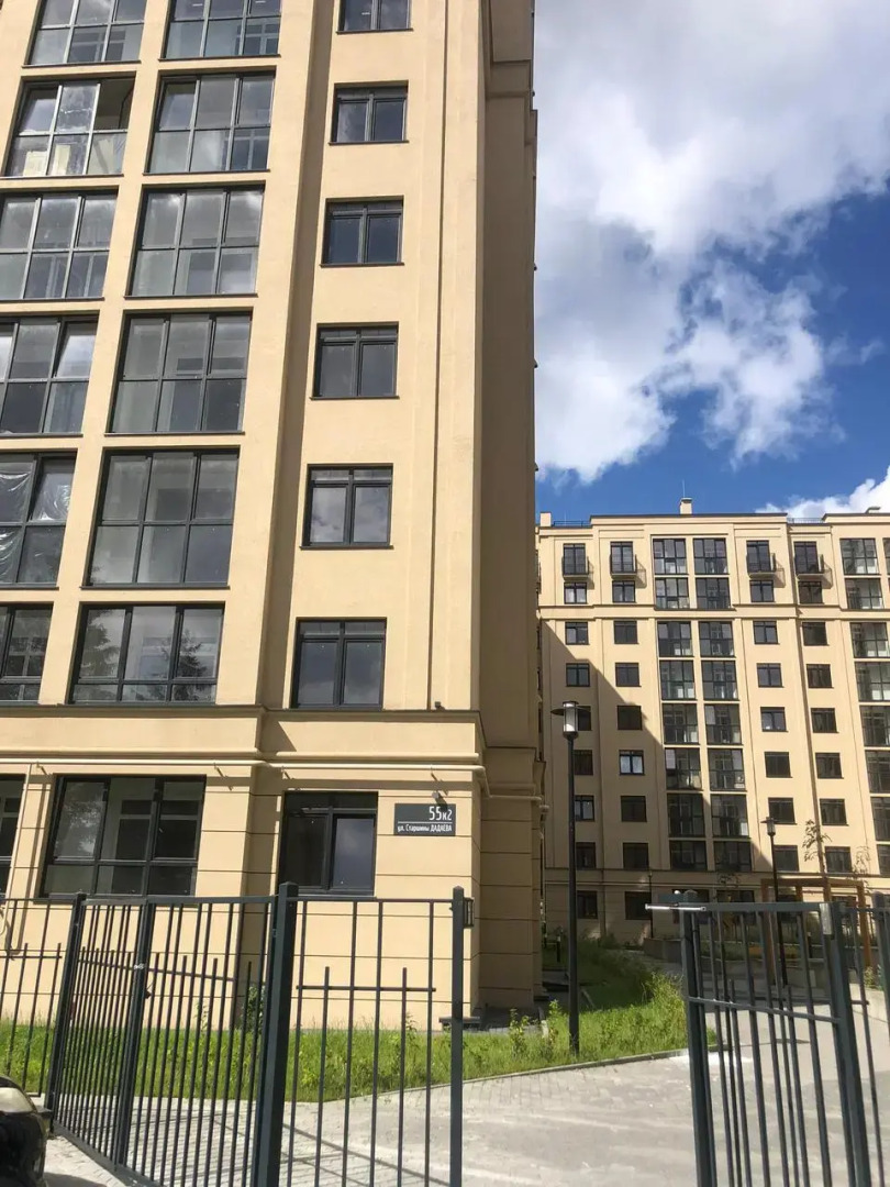 Апартаменты Пикассо - индустриальный шик с яркими акцентами