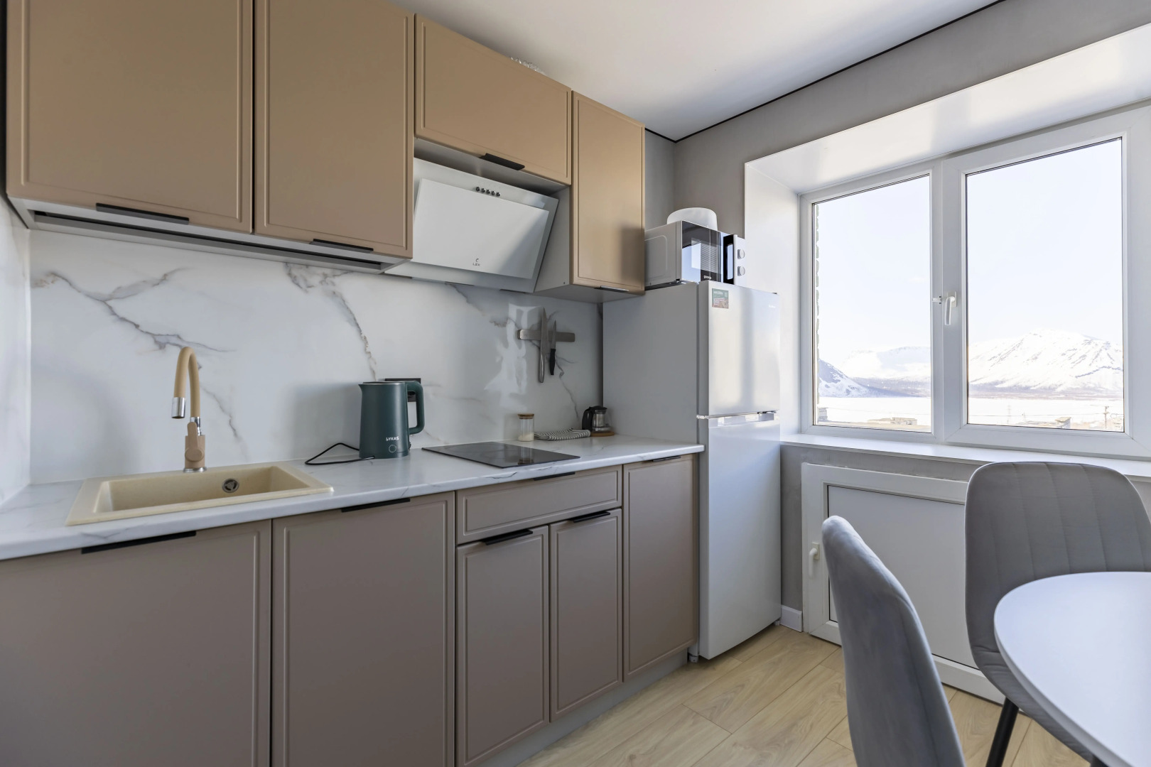 Квартира Уютная 2-к с Потрясающим Видом на Горы и Озеро