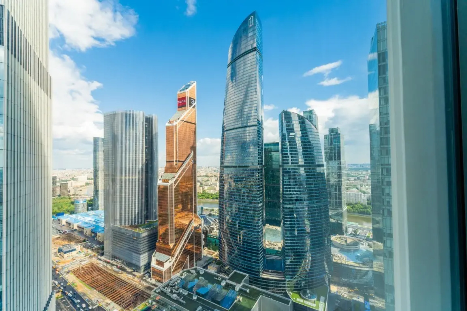 Уютная студия с видом на башни