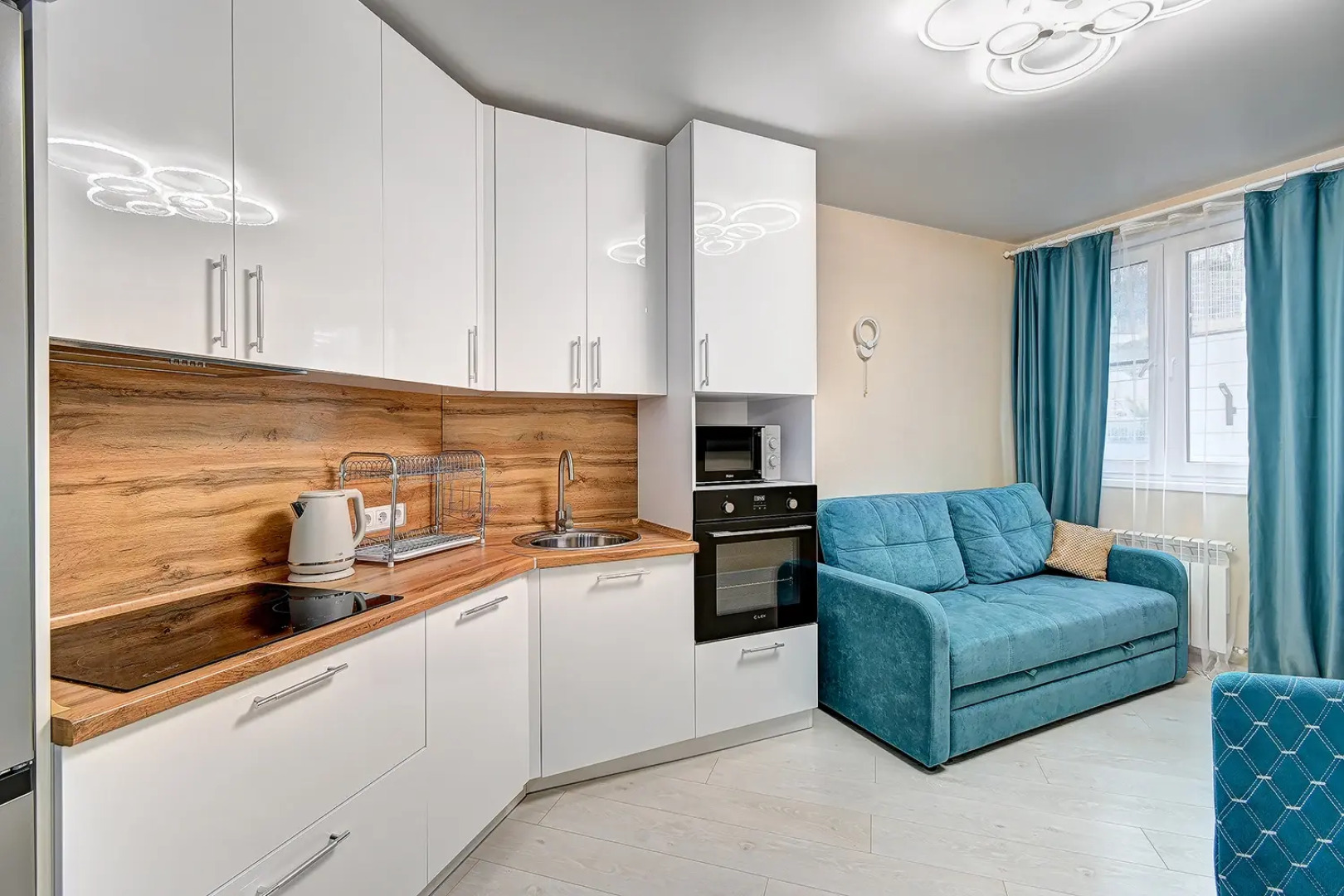 Апартаменты Morskaya Simfonya-2 евро трехкомнатные с балконом бассейном на территории