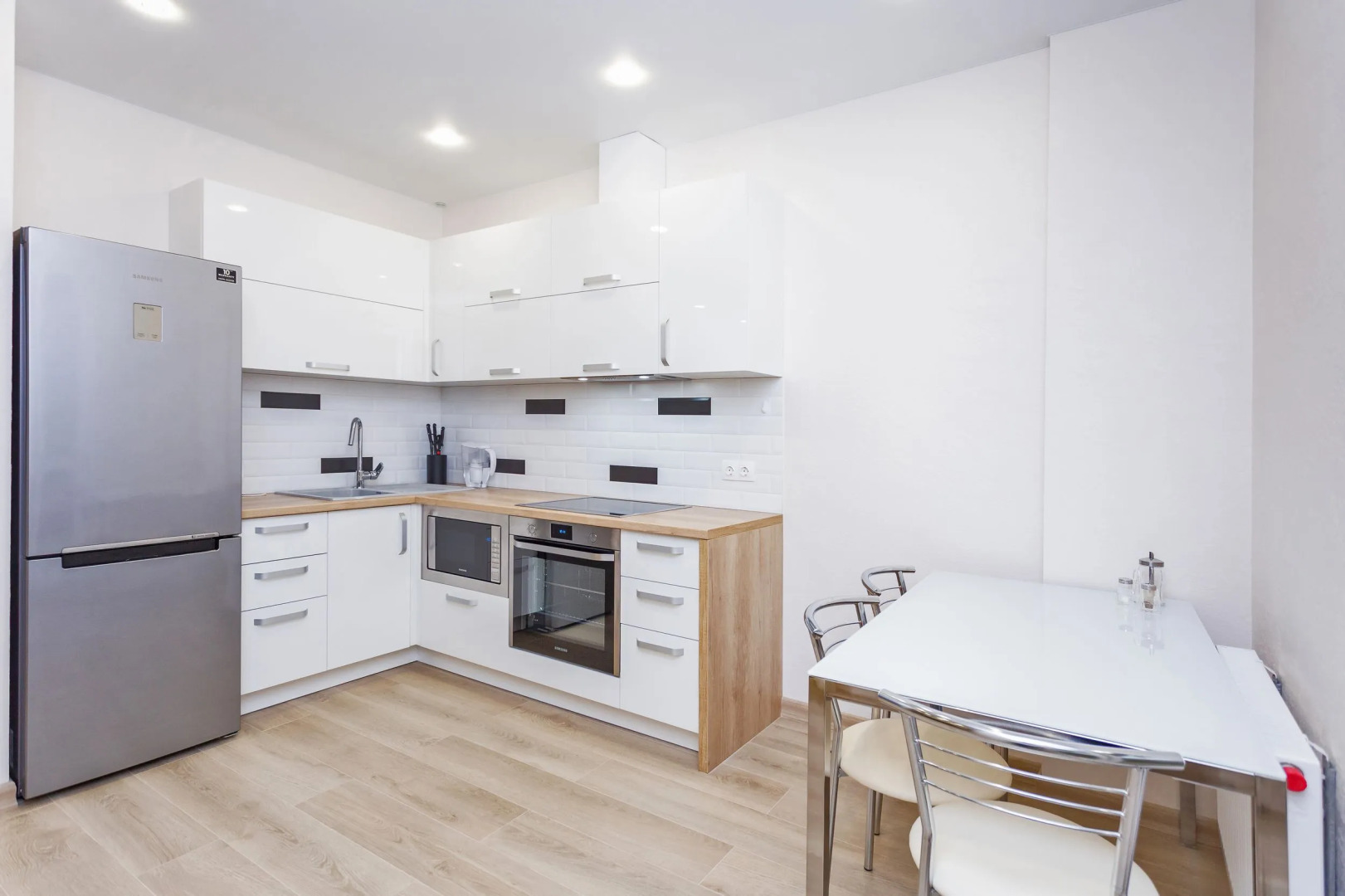 Квартира на сутки Парк Челюскинцев Метро в шаговой доступности Кухня объединена с жилой зоной Отдельная спальня Wi-Fi Самозаселение