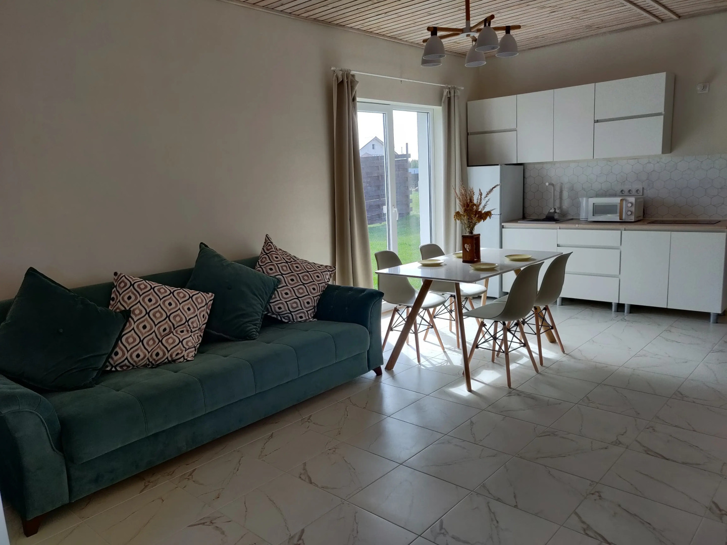 Частный дом с 10-и минутным трансфером до моря в удобной локации для поездок по области