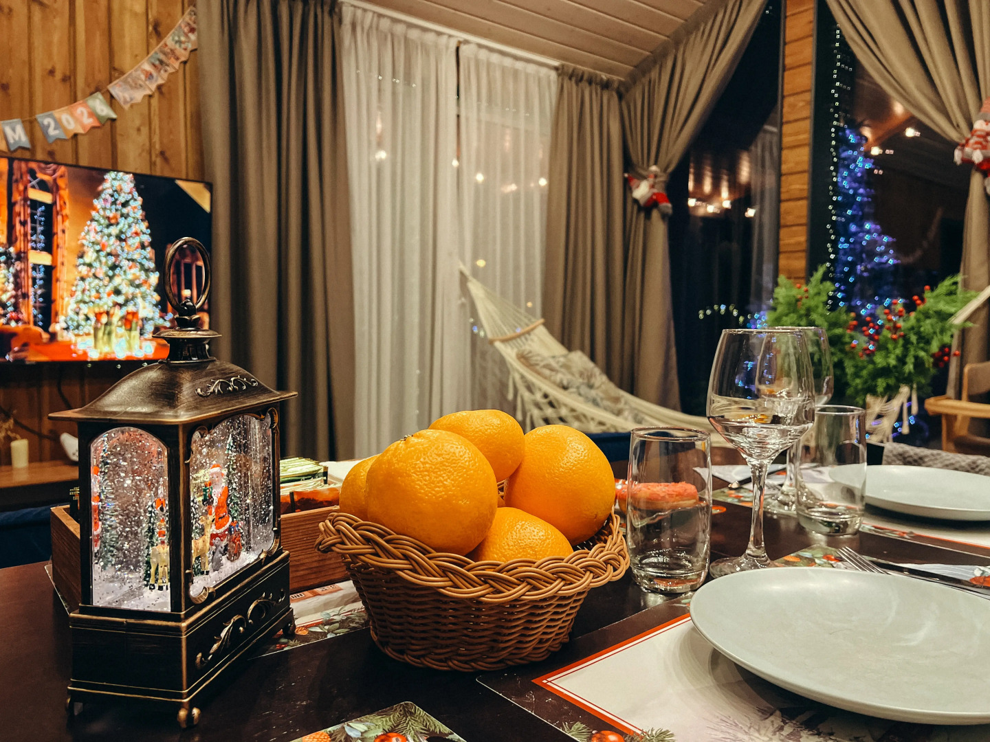 Частный дом с панорамными окнами с выходом на террасу и баней на дровах