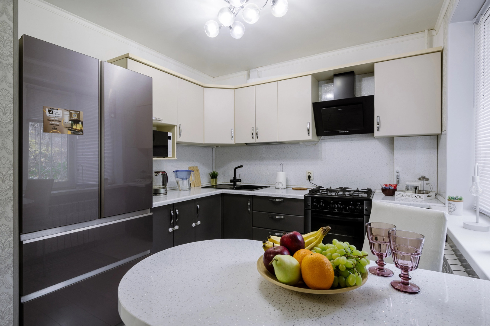 Квартира Green FOX с большой спальней и кухней в самом центре города