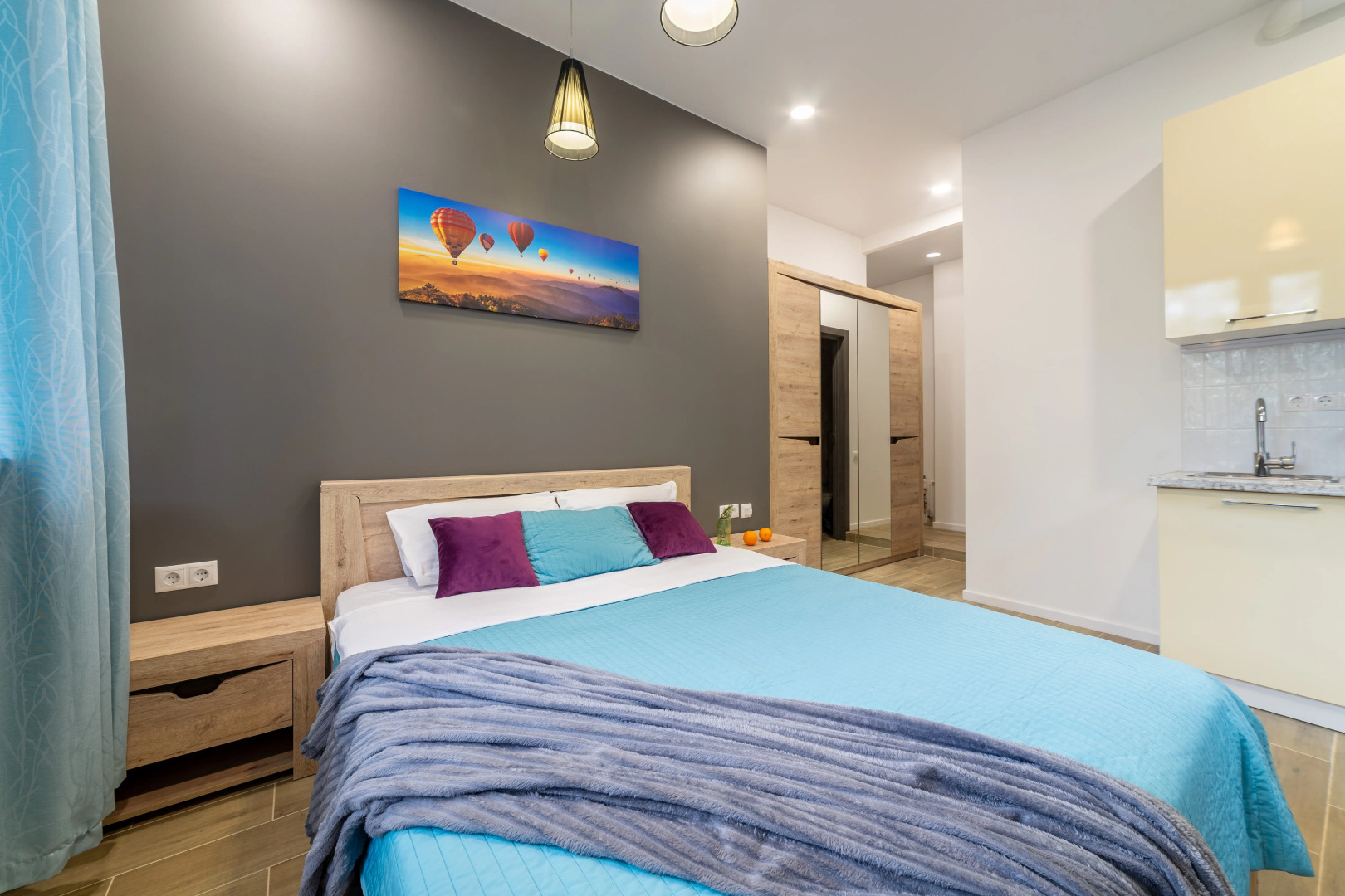 Апартаменты Светлая Студия с 2 Окнами и Видом на Горы