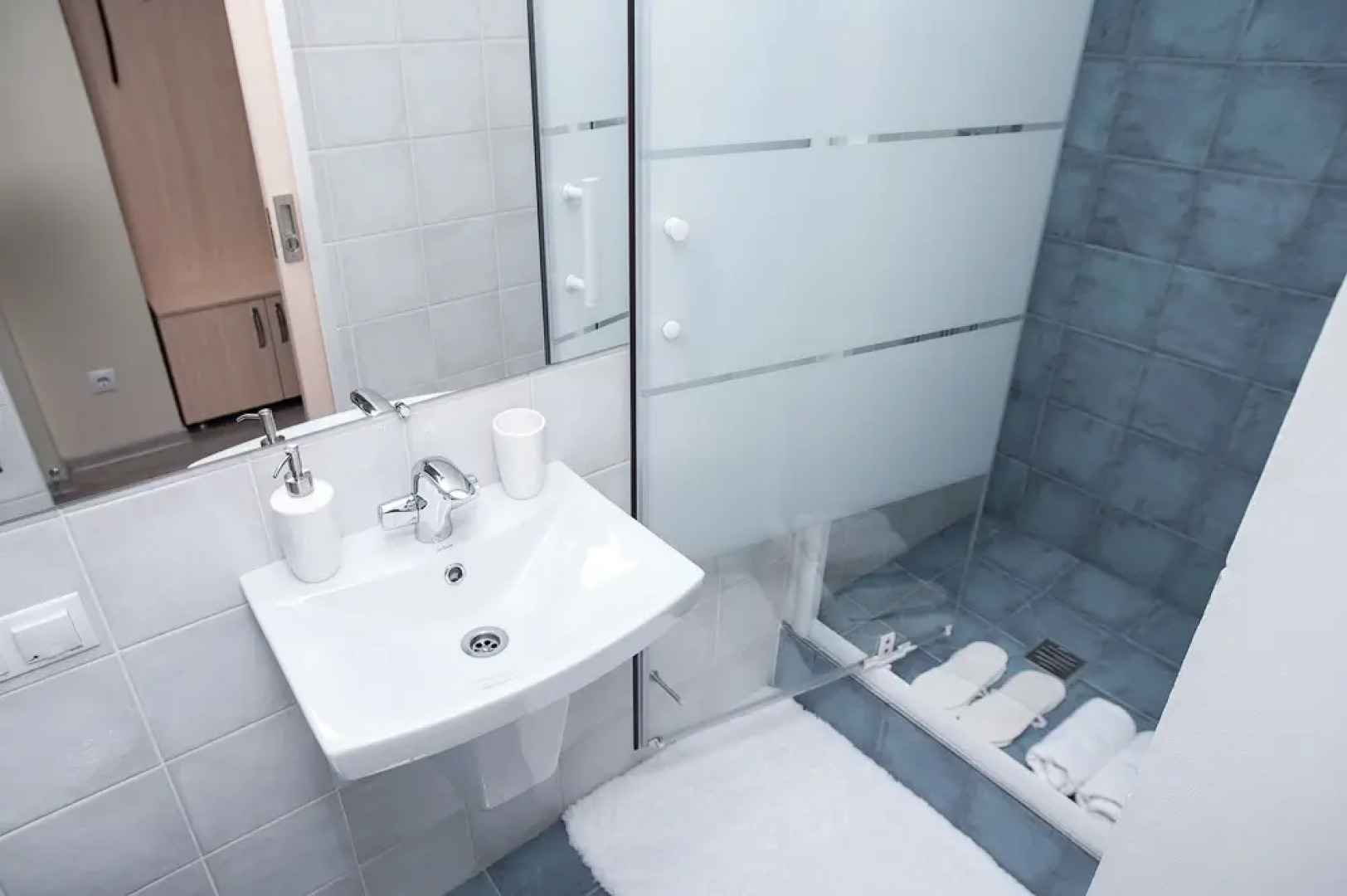 Апартаменты Тихая студия 36кв.м,рядом станция подземного трамвая и большой ТЦ