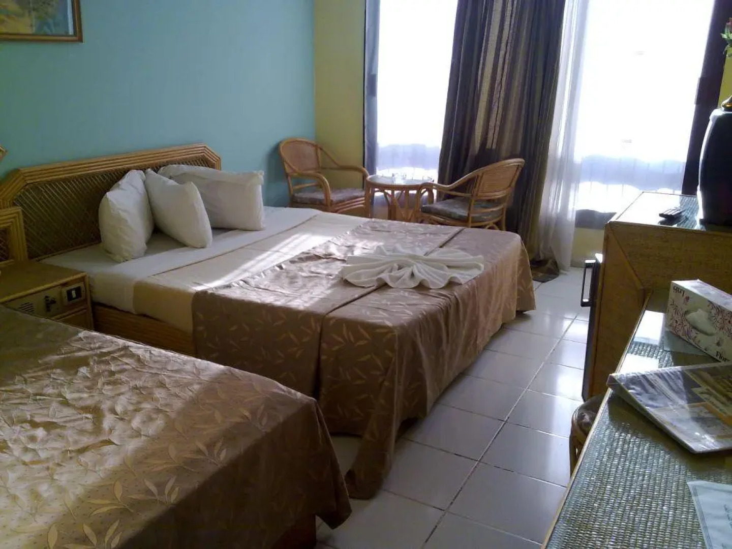 Отель Gaddis Hotel, Suites and Apartments