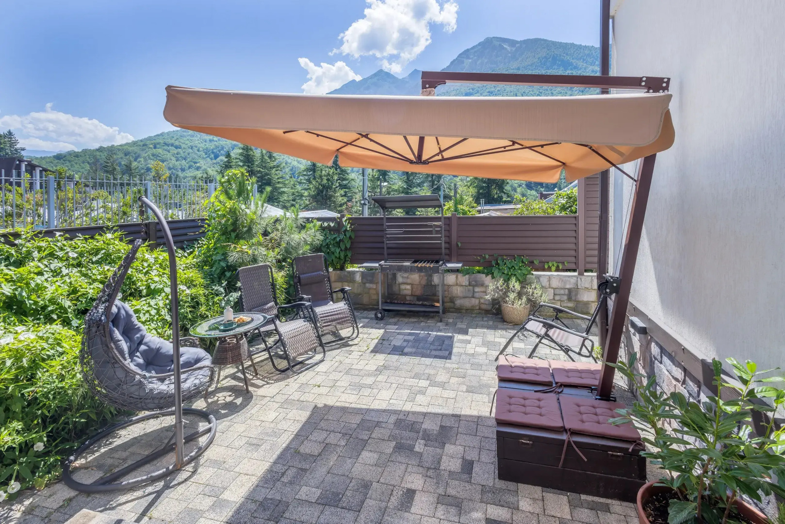 Частный дом у сквера в центре Поляны