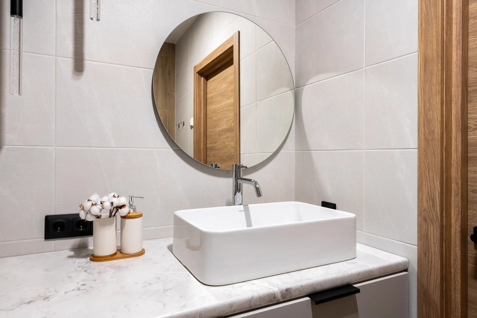 Квартира С Подиумом и выдвижной кроватью дизайнерская