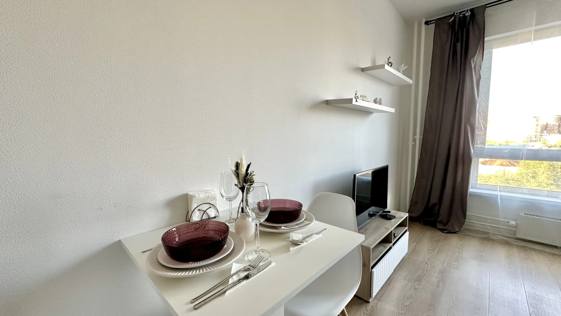 Апартаменты Истоман Two с видом на пруд