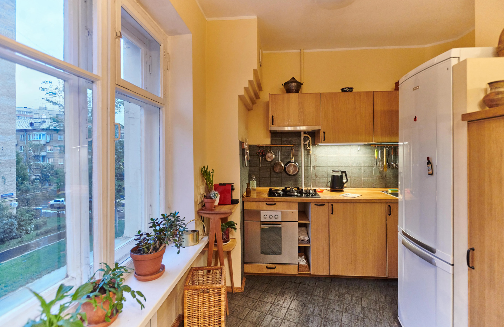 Квартира старинная мебель в лучах солнца