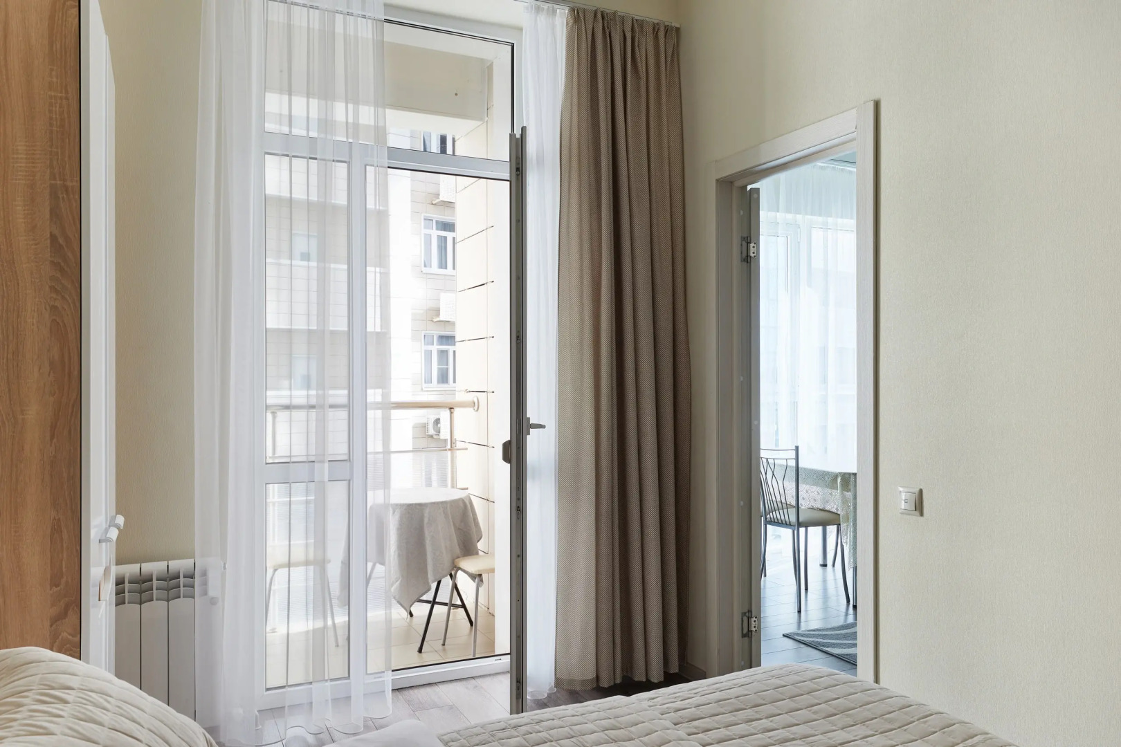 Квартира с изолированной спальней и балконом в 100 м от моря