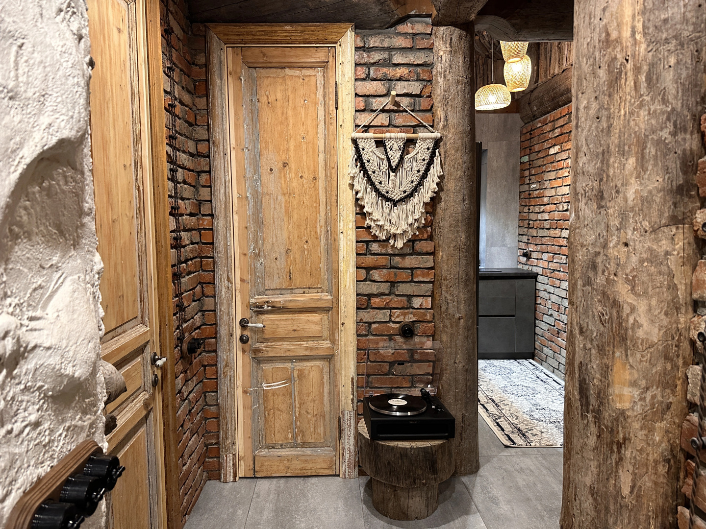 Частный дом гнѣздо с камином и двумя спальнями