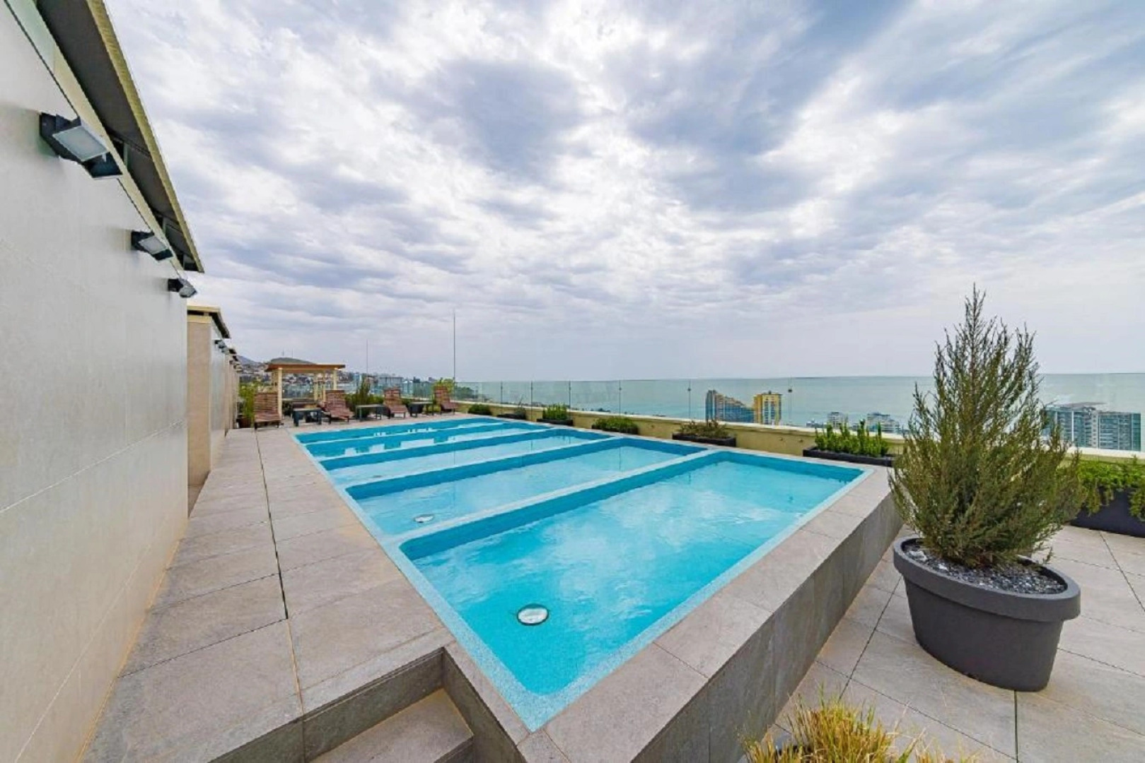 Апартаменты у Дендрария в ЖК Метрополь на самом высоком этаже, где есть бассейн