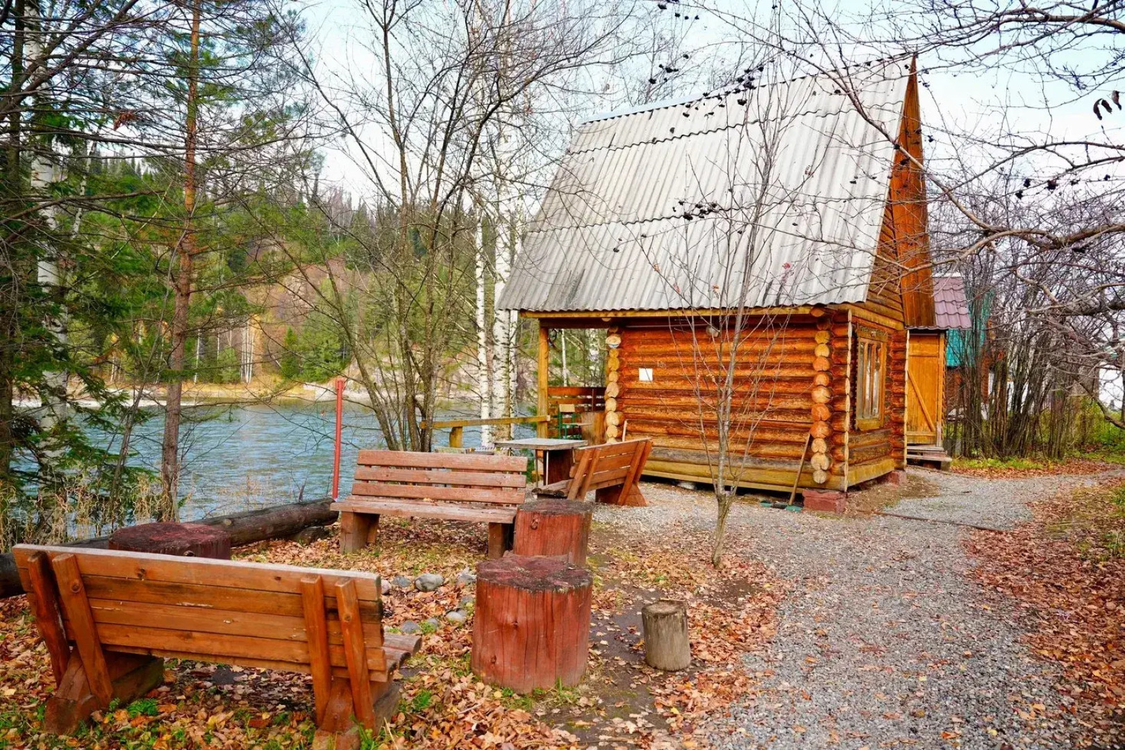 Частный дом в живoпиcнoм месте на беpегу Бии