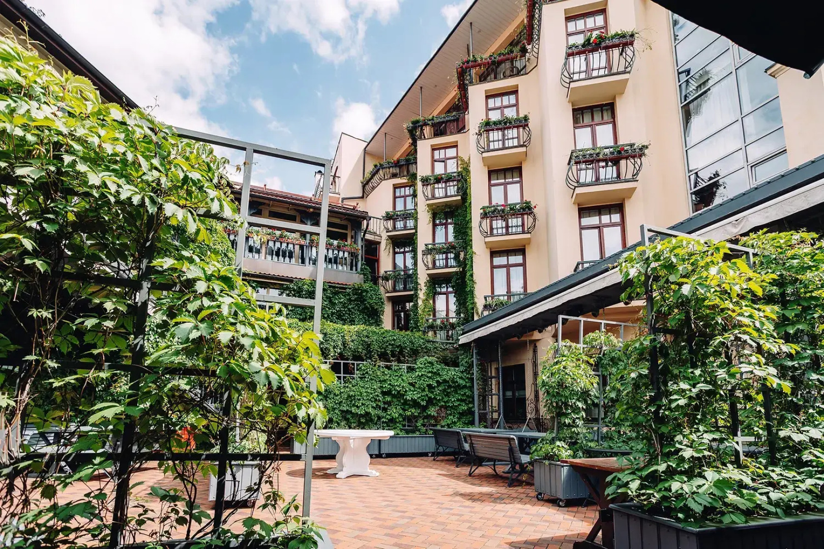 Отель Амбассадори