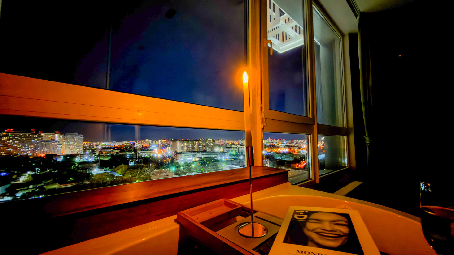 Апартаменты VIP студия с роскошной ванной у панорамного окна