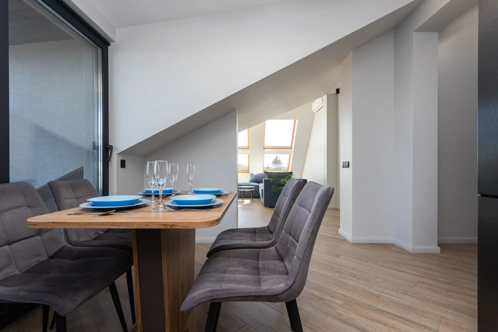 Квартира с Мансардными Окнами и Видом на Море