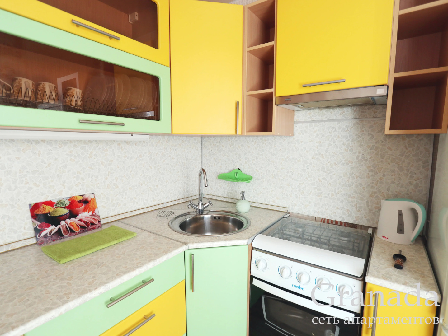 Апартаменты Granada Тихая уютная однокомнатная с шикарным видом на город и пруд