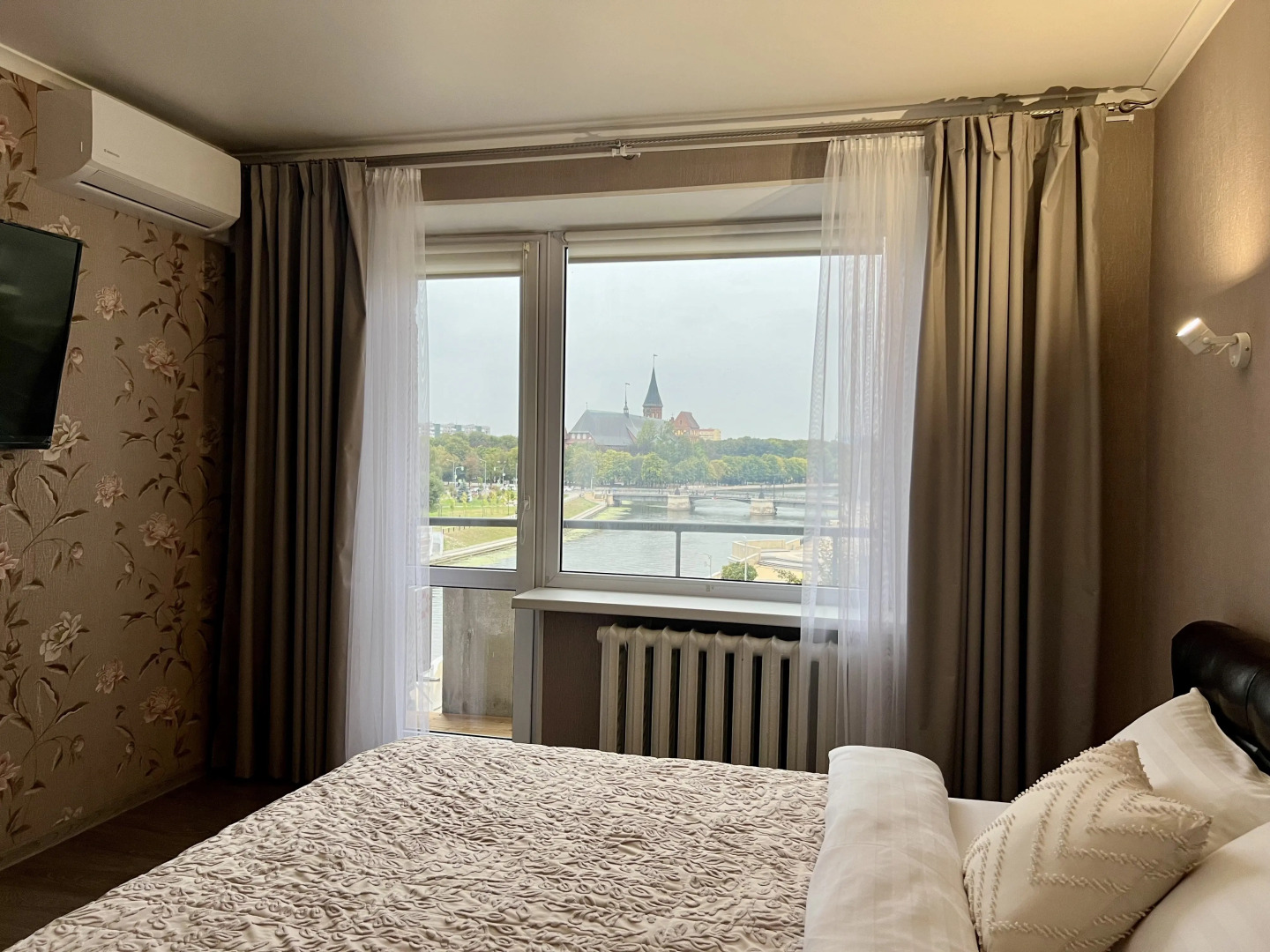 Квартира 2-комнатная Zoya-Apart у острова Канта с видом на реку и Кафедральный собор