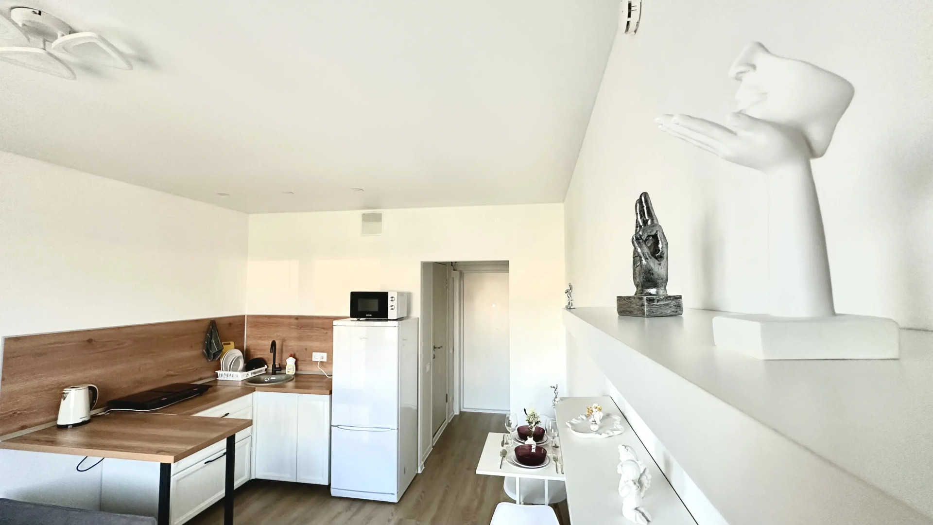 Апартаменты Истоман Two с видом на пруд