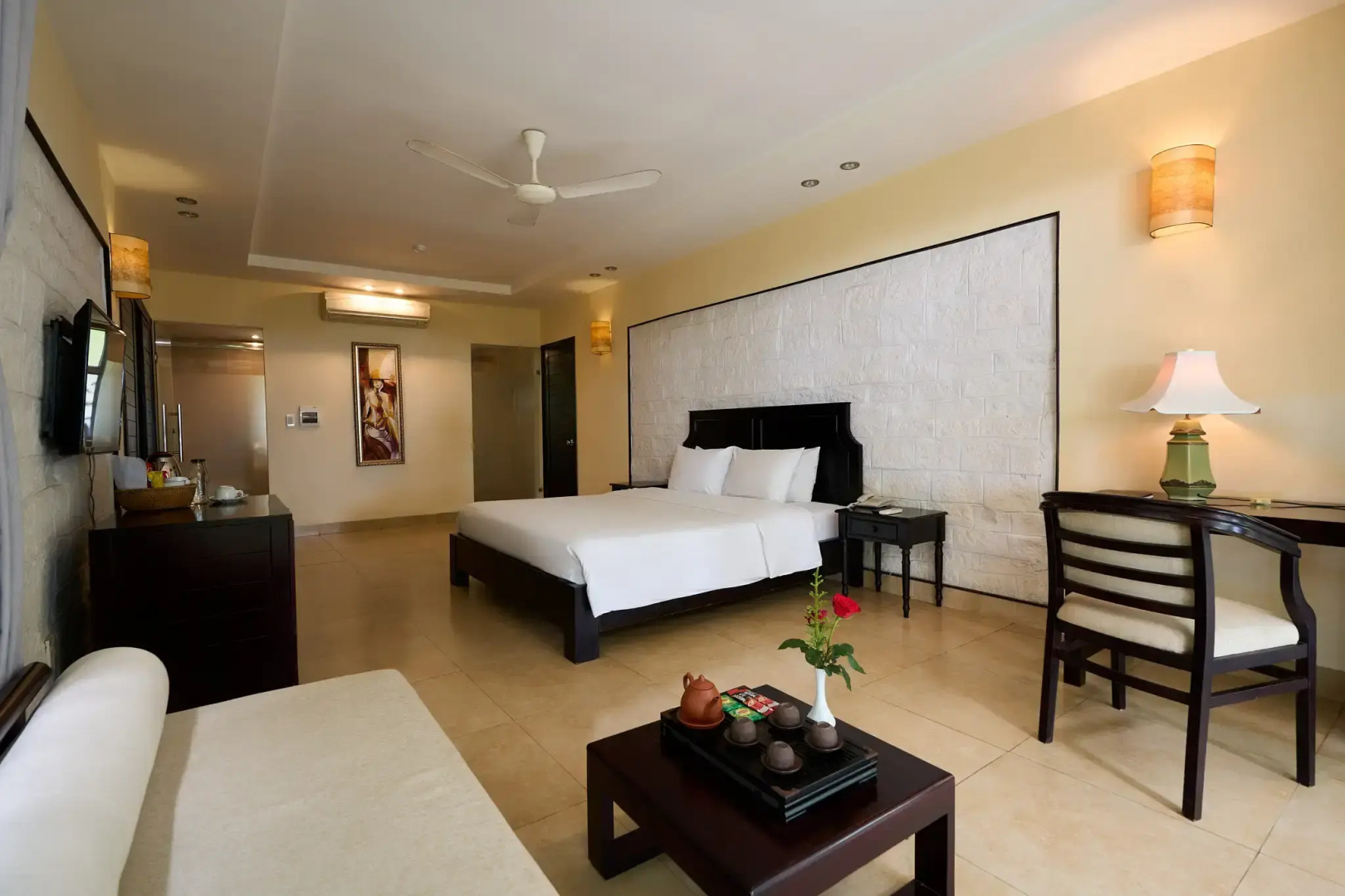 Курортный отель Lang Co Beach