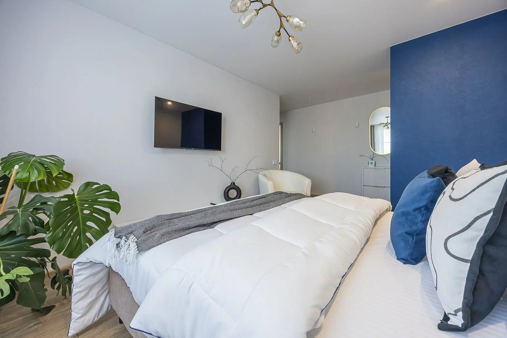 Апартаменты улучшенные, в центре города, с тремя спальнями