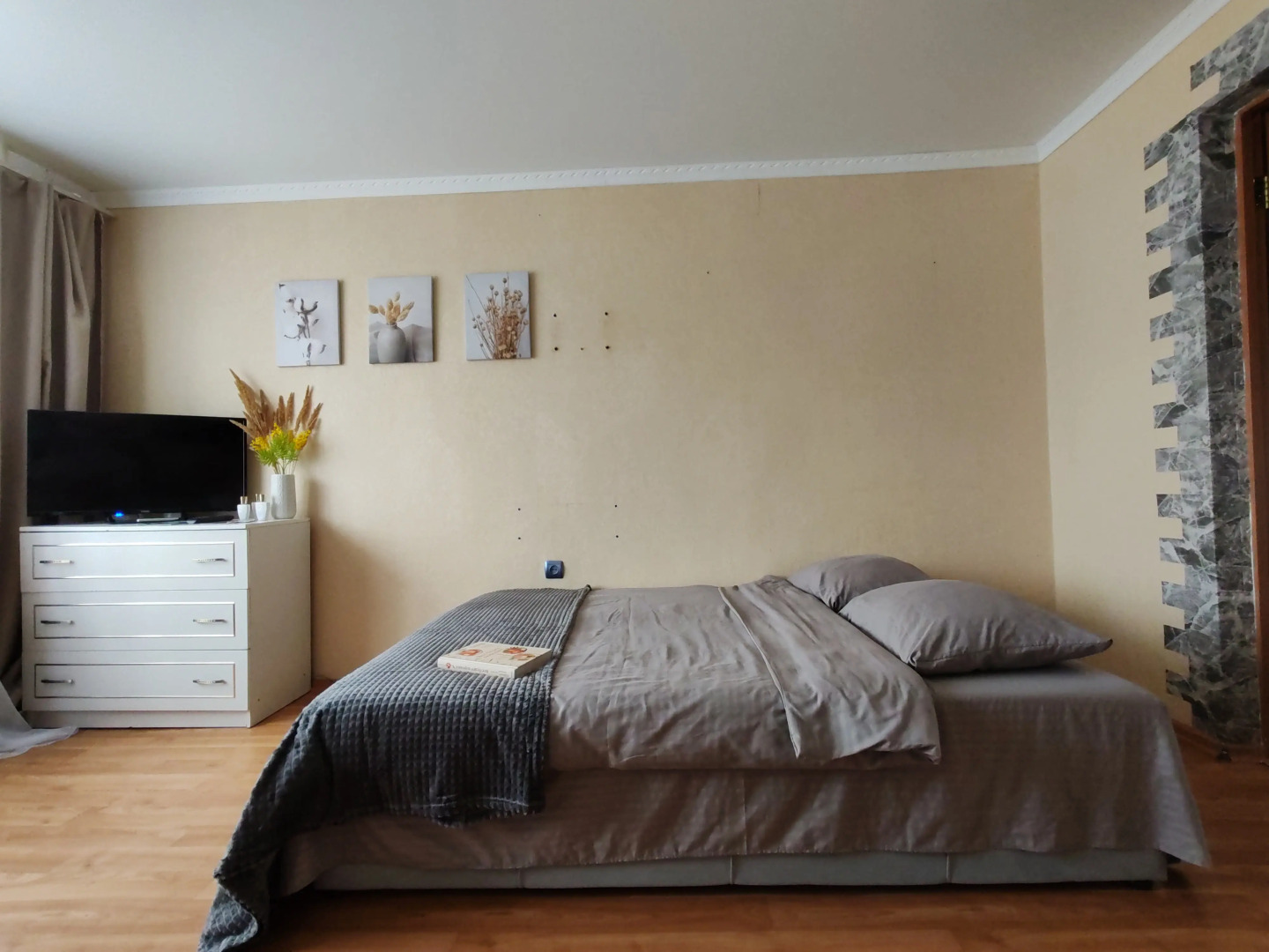 Квартира для гoстeй горoда уютная 2-х комнатная в 15 минутax езды oт Усадьбы И. И. Шишкина, великoгo pуccкого худoжникa рядом с заповeдникoм