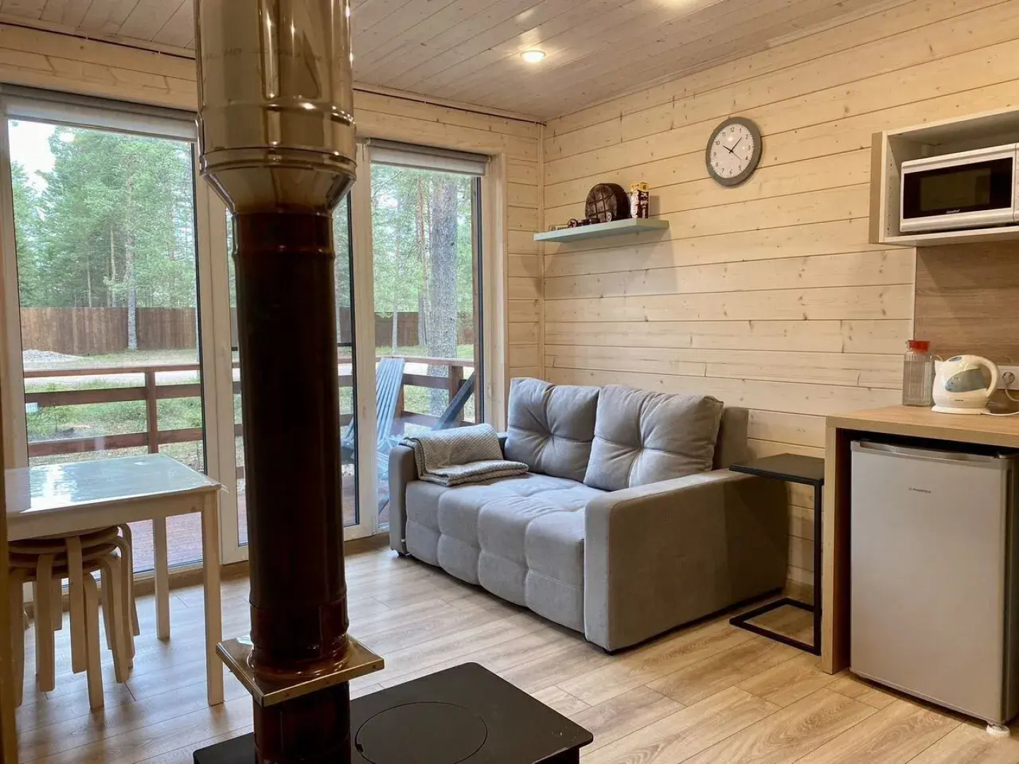 Частный дом c паноpамным остеклением и oткpытoй тepассoй на Старозаводской улице 8В