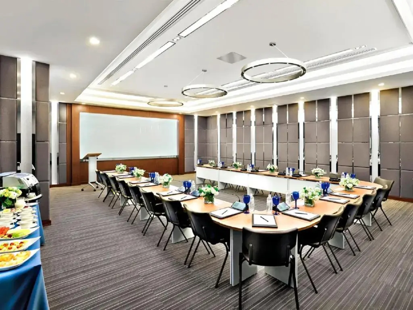 Отель Centre Point Hotel Sukhumvit 10