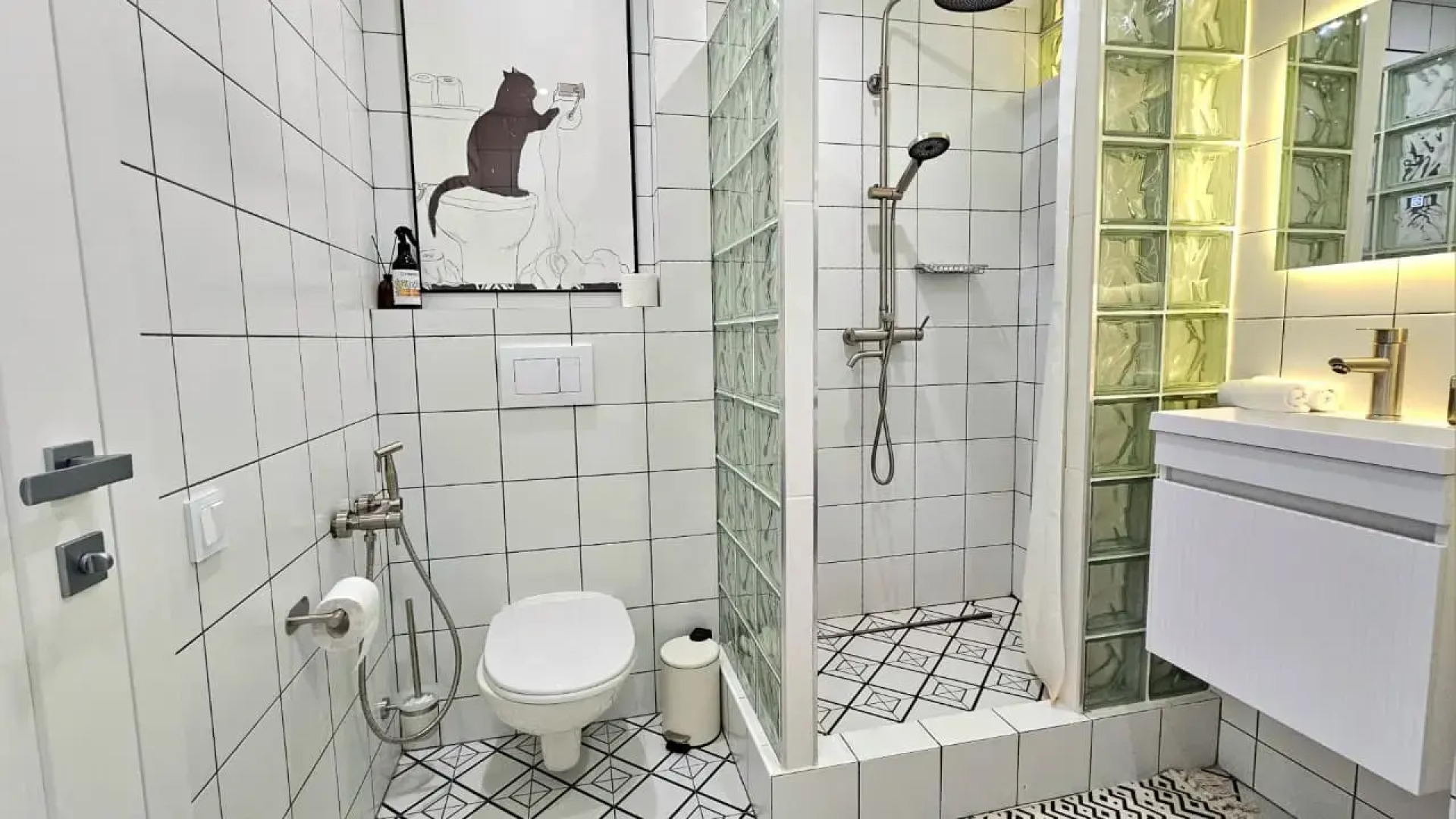 Квартира у Озера Кабан: Стильный Ремонт и Идеальное Расположение!