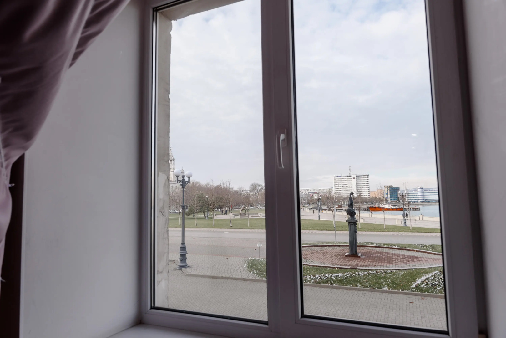 Апартаменты в Центре На 1 Линии с Видом на Крейсер Михаил Кутузов Море и Форумную Площадь от LetoAрart