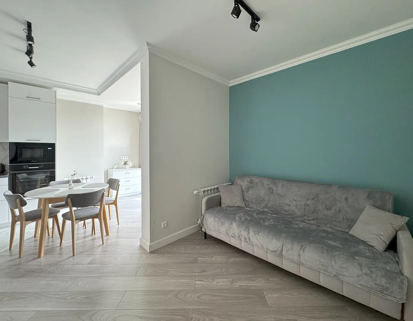 Квартира с панорамным остеклением и дизайнерским ремонтом