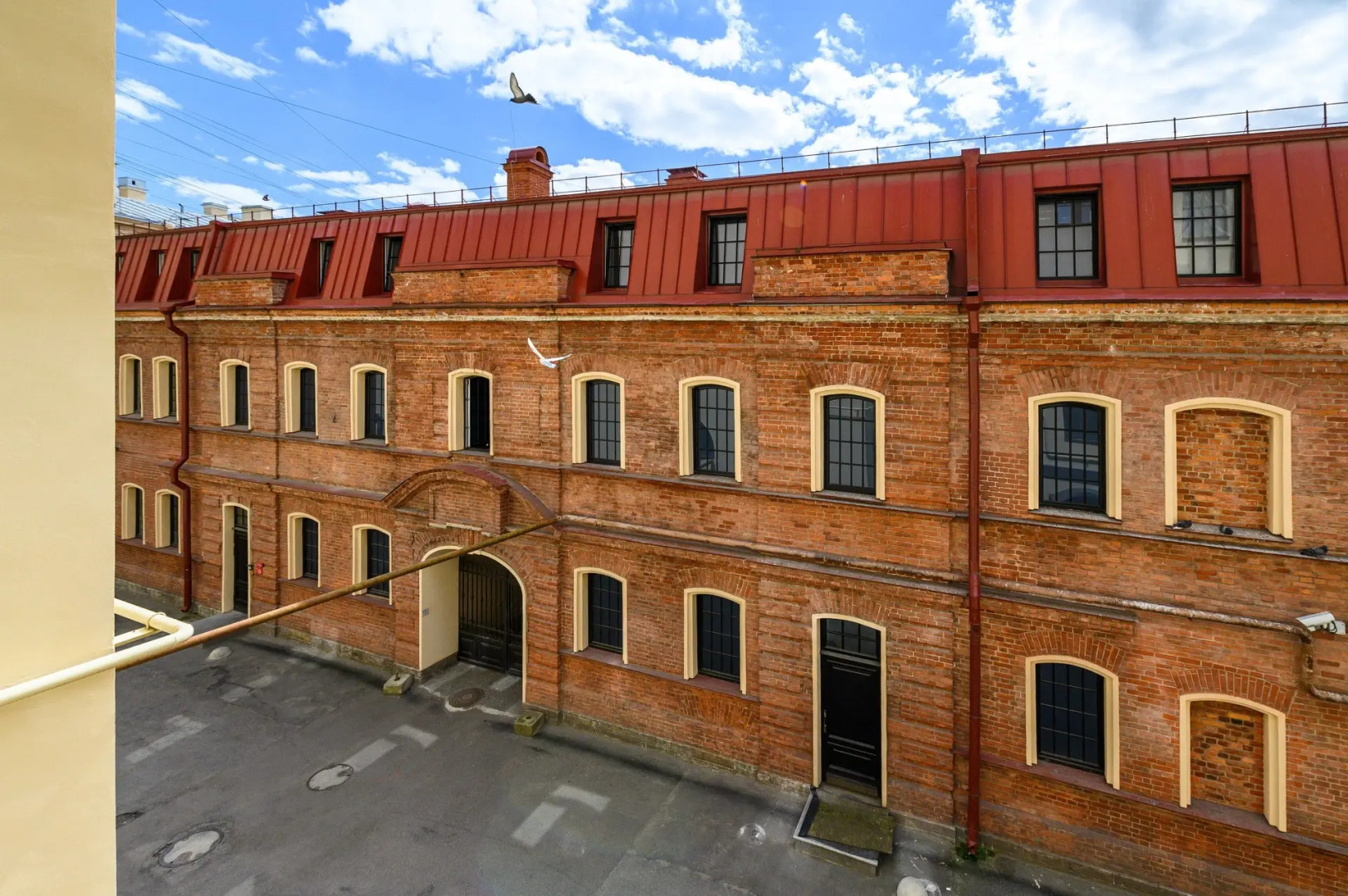 Соло на набережной реки Мойки 82