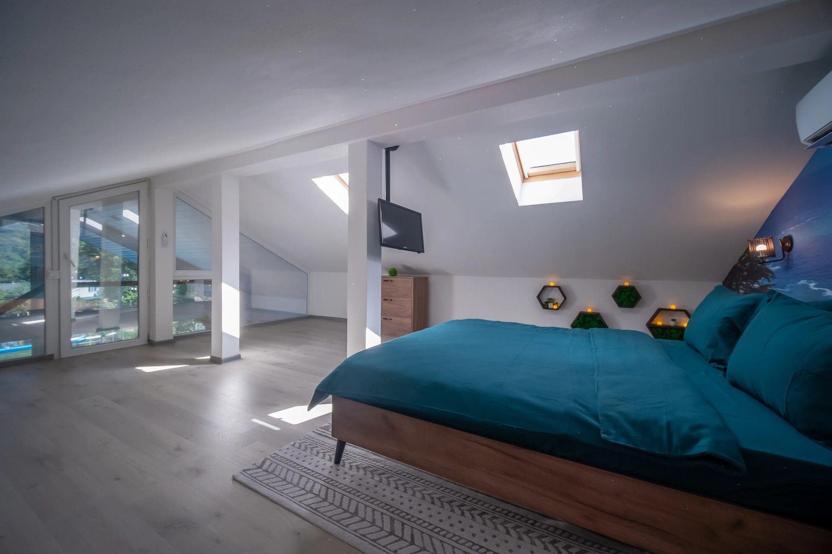 Частный Дом с Бассейном Мансардой и Видом на Горы