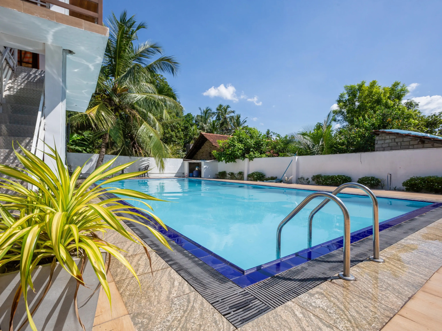 Отель Yoho A4 Holiday Inn