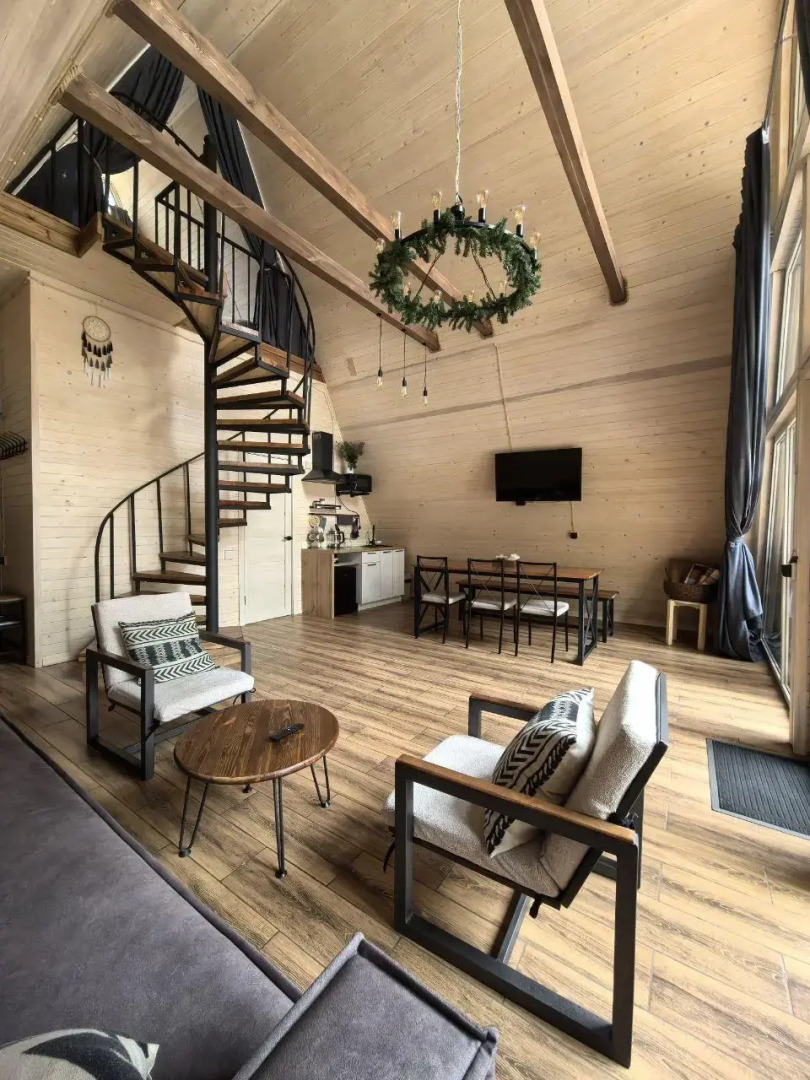 Шале Треугольный дом на огороженной территории