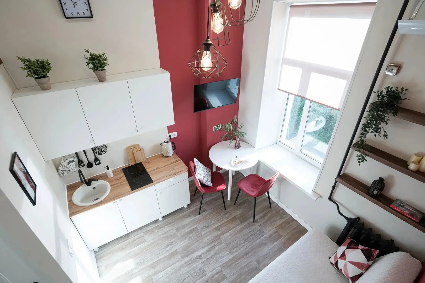 Квартира мини-студия со вторым ярусом у парка с озерами