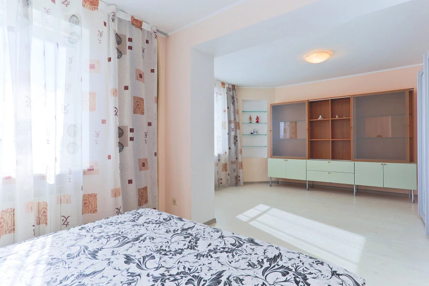 Апартаменты 4-комнатные HomeApart Сторожовская, 8